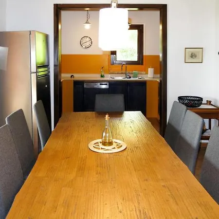 Annunziata Sleeps 20 Pool Wifi Holiday home